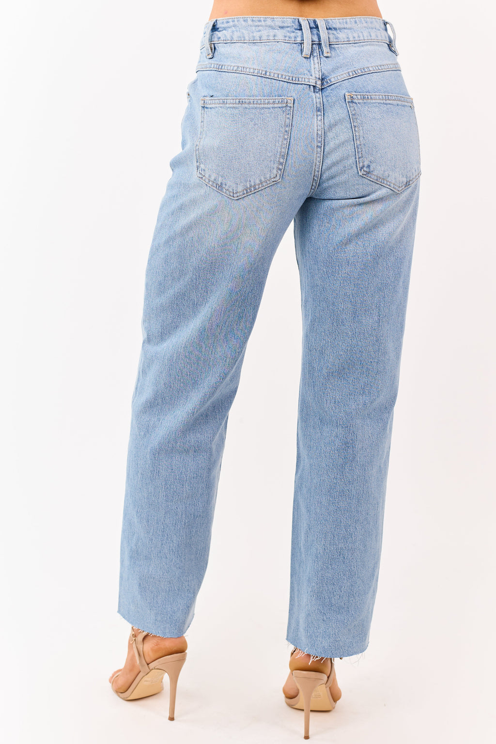 Light Wash Straight Jeans with Raw Hem – Versatile Fit 3